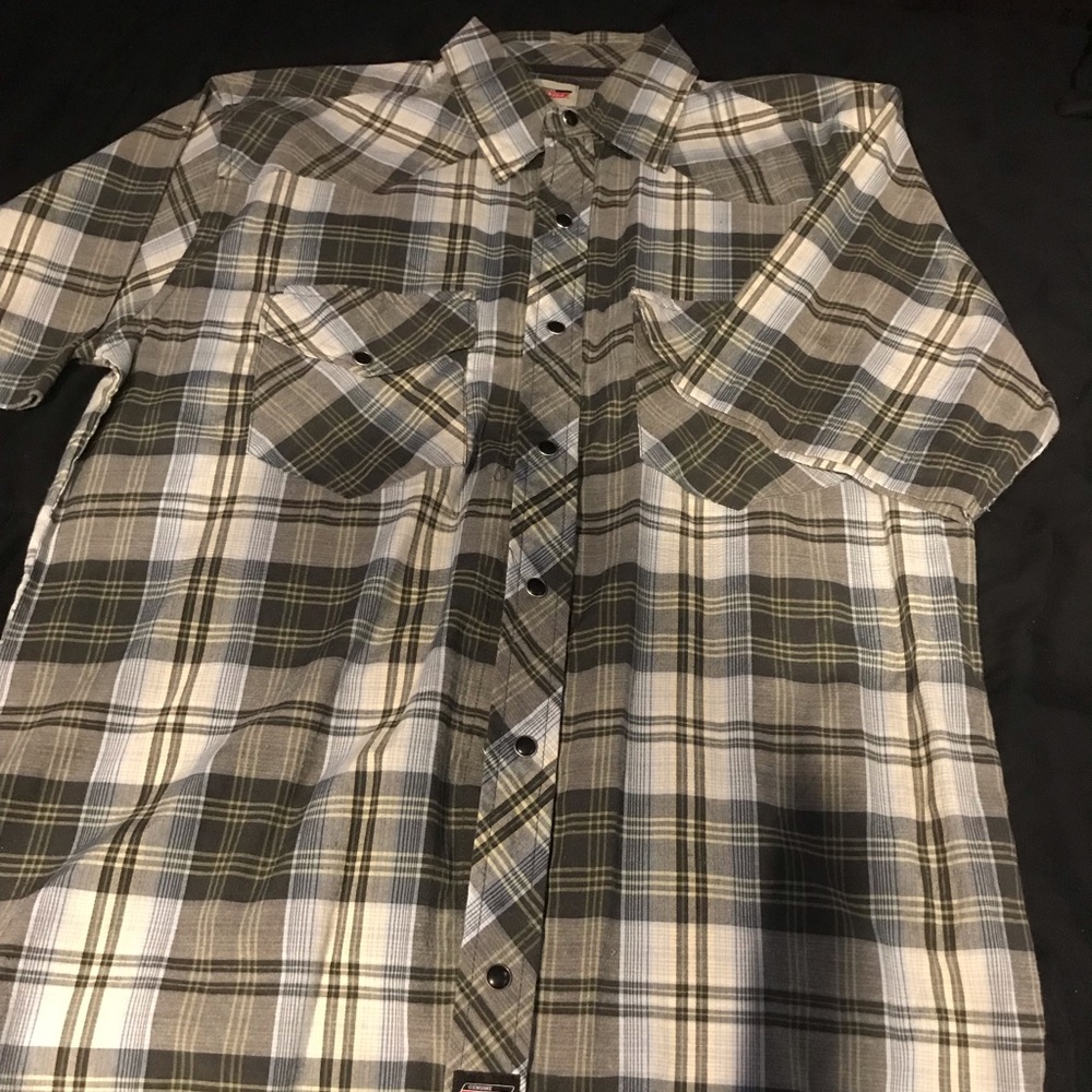 Casual good condition  short sleeve size medium.